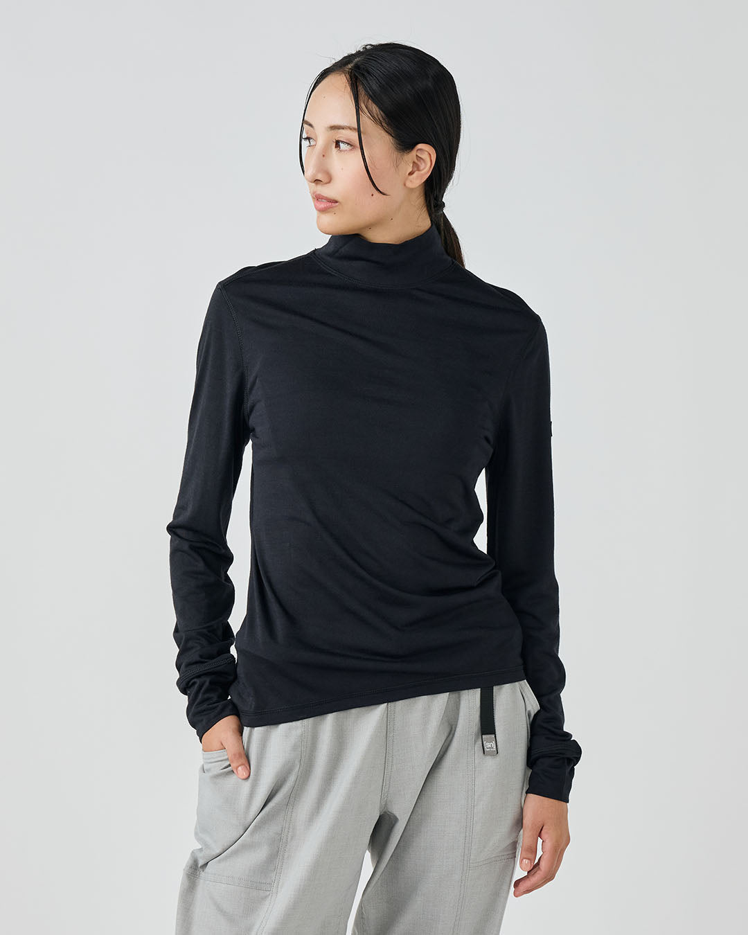 Wツンドラ175タートルネック メリノウール レディース ロングスリーブ タートルネック 商品画像 ブラック 着用