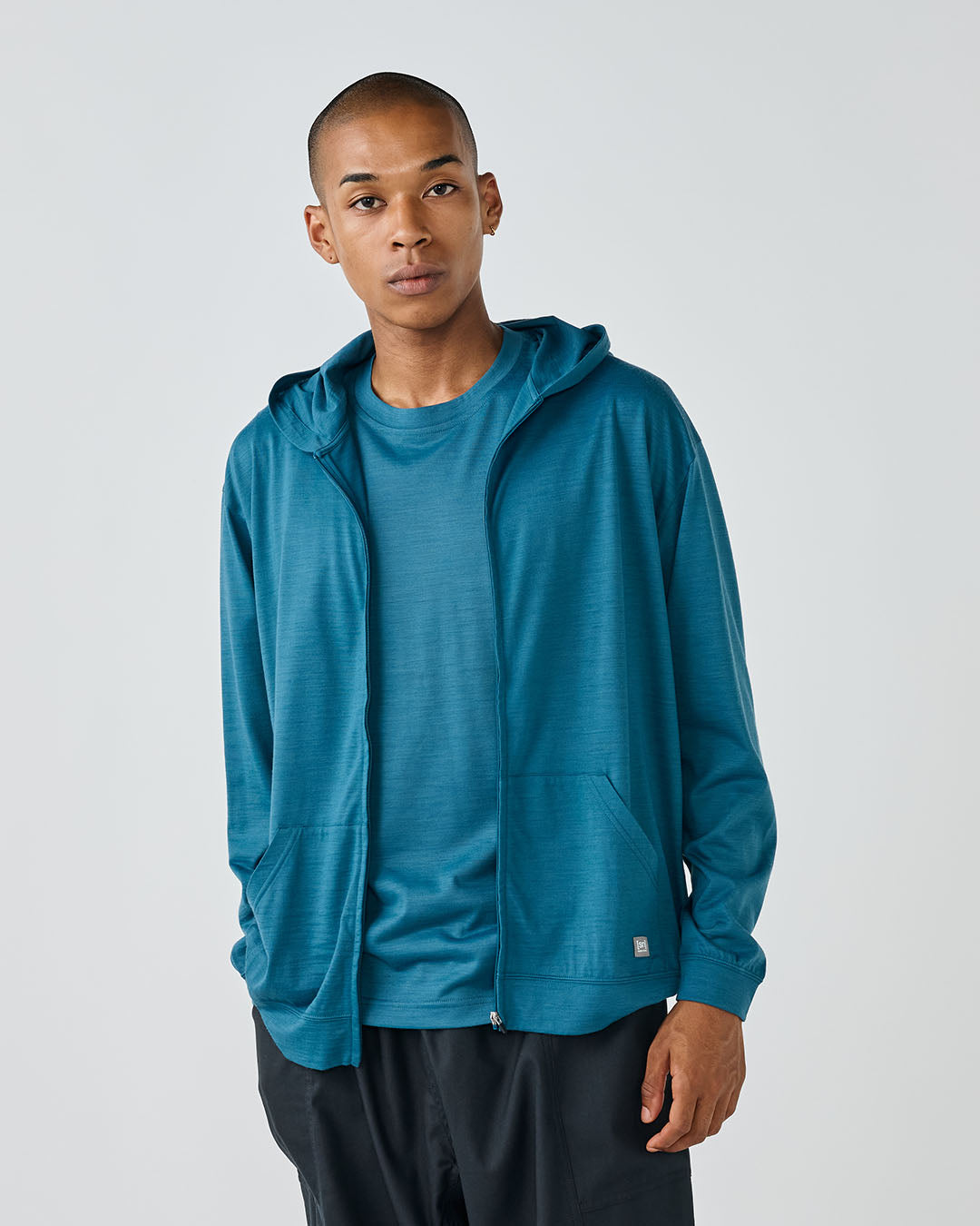 GLOWNY グレー ジップアップフーディ Sサイズ GLOWNY グレー ジップアップフーディ Sサイズ